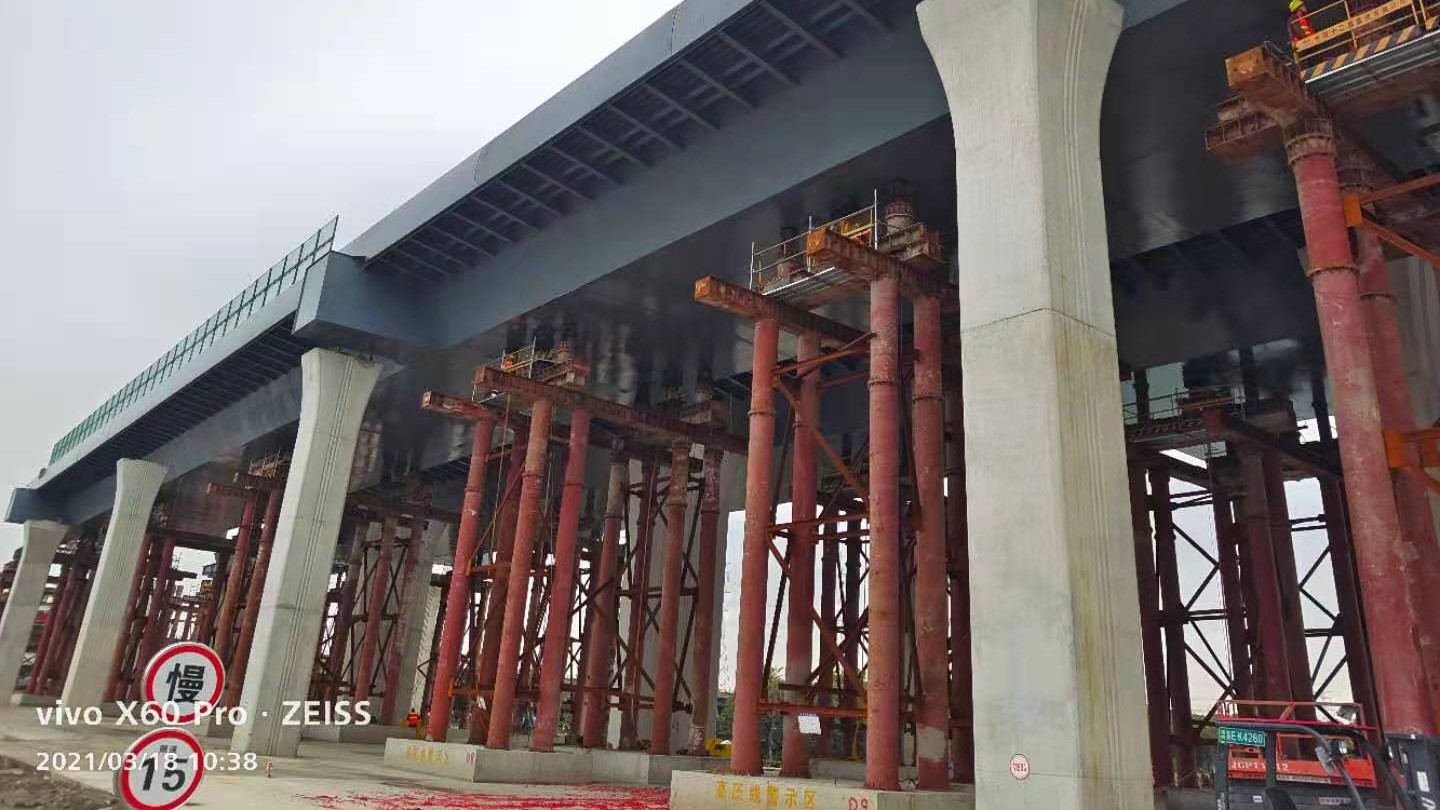 金格建科承建312國道改擴(kuò)建工程跨常嘉高速鋼箱梁頂推工作正式啟動
